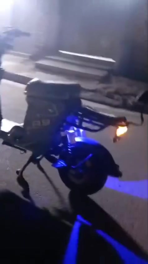 🚲🔥 للبيع دراجة شحن R9 (مستخدمة استخدام قليل) 🔥🚲
دراجة شحن نوع R9 بحالة ممتازة جداً  

نظيفة وجاهزة للشغل 💪

🔋 تحتوي على 5 بطاريات  

🔑 تشغيل سويج + بصمة  

🔌 شاحنة أصلية ممتازة  

🔄 بك (ترجع للأمام وللخلف)  

⚙️ 4 سرعات  

🚀 السرعة القصوى 99

🔋 كل شحنة (3 ساعات) تمشيك حوالي 20 كم فعلي ✔️  

📝 ملاحظة: بيها شخط خفيف 

✔️ عملية وقوية ومناسبة للشغل والتوصيل  

✔️ ما تحتاج أي صرف – جاهزة مباشرة  

💰 السعر: ( 480 وبيها مجال بسيط حك الجيه )

📍 الموقع: (بغداد حي النصر )  

📞 للتواصل خاص أو اتصال

مراسلةواتساب 
***********
