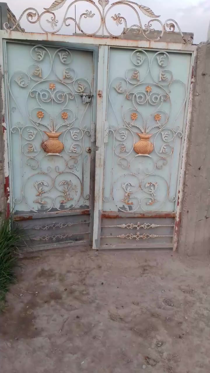 سلام عليكم الدار للبيع المكان القاسم ع حي السعيدي مقابل جامعه الخضراء يبعد عن طريق يا حسين 150متر المساحه 200متر الاستفسار على رقم ***********
