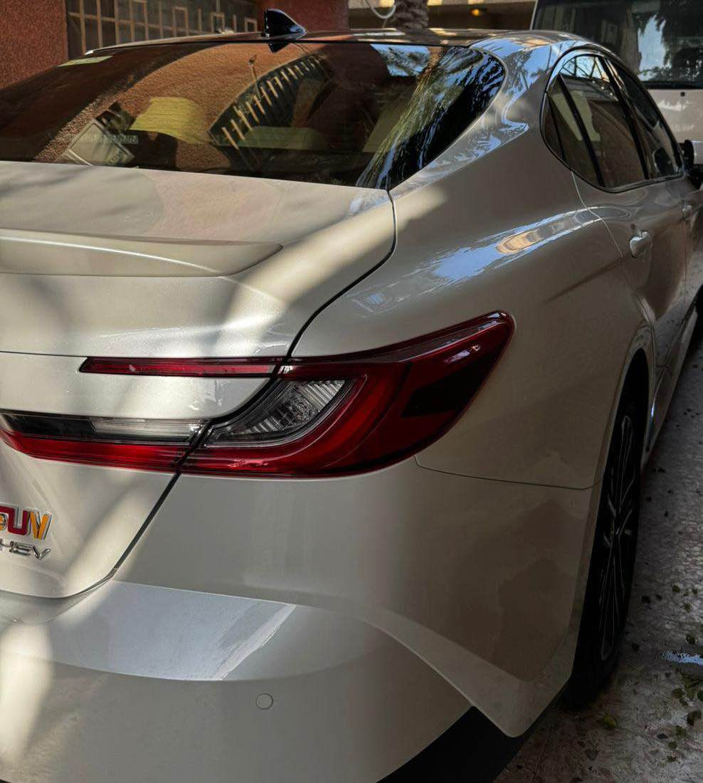 السلام عليكم
🚗🔥 للبيع Toyota Camry 2025 LE بانوراما 🔥🚗  

  السيارة زيرو وكالة عبد اللطيف  💎  

🔷 الموديل: 2025  
🔷 النوع: Camry LE  
🔷 الفتحة: بانوراما 🌤️  
🔷 الممشى: زيرو تقريباً  
🔷 الترقيم: مرقمة كامل 📄  
🔷 الأرضيات: أرضيات بالصندوك ومفروشث ارضيات ربل١٠٠$ 
🔷 المحرك: 2.5 لتر اقتصادي بالوقود ⛽  
🔷 الدفع: أمامي (FWD)  
🔷 الكاميرا: كاميرا خلفية 📷  
🔷 الشاشة: شاشة وسطية مع Apple CarPlay و Android Auto 📱  
🔷 التحكم بالمقود: أزرار تحكم على الستيرن 🎛️  
🔷 مثبت سرعة  
🔷 حساسات  
🔷 بصمة تشغيل 🔑  
🔷 تكييف ممتاز ثنائي 🌬️  
🔷 وسائد هوائية متعددة  
🔷 نظام أمان Toyota Safety Sense 🛡️  
🔷بردة خلفية كهرباء
⚠️ ملاحظة: 
السيارة تحتوي على دوشمة كراسي وارضيات
السعر : 30000$ وبيها مجال بسيط
📩 للتواصل خاص او الرقم *********** بغداد, العراق
