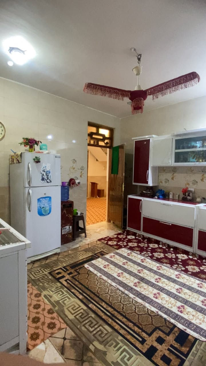 السلام عليكم دار للبيع مساحه 250متر تفاصيل استقبال ومطبخ وغرفتين نوم وصالة  وحديقه    العنوان خلف  بيت جاسم لكويجو قرب الحسينه جمال زليزل البيت زراعي سند 25 اي استفسار على الهاتف  متواجد     ***********   السعر. 60 وبي مجال
