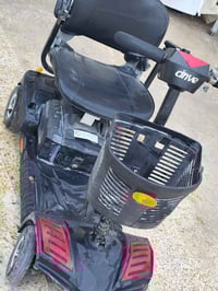 سياره مال شحن للبيع شحن يعوزر باتريات وياها تايتين السعر 250,000 وبيها...