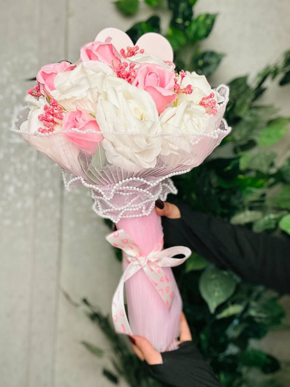 ️🌹 بوكي ورد عيد الحب… لما الورد يحچي عنك 🌹❤️
مو كل كلام ينكال ، بعضه يتهدّى 🌹💌
وبوكي الورد هذا يحچي حب صافـي من أول نظرة 😍✨

ورد أحمر ينبض عشق ❤️
ولون أبيض يرمز للصدق 🤍
تغليف فخم ولمسة ناعمة تخلي اللحظة ما تننسى 🌸✨

🎁 هدية بسيطة بالشكل
كبيرة بالإحساس
توصل كلمة أحبك بدون ولا حرف 💖
مناسب للحبيبة ❤️
للزوجة 👩‍❤️‍👨
أو مفاجأة تخلي القلب يبتسم من العمق ❤️
مع كارت عبر بهدية تحچي عنك 💌


**إذا كنت صاحب هذا الإعلان وتريد حذفه لأي سبب، رجاءا أرسل رسالة إلى الدعم الفني**