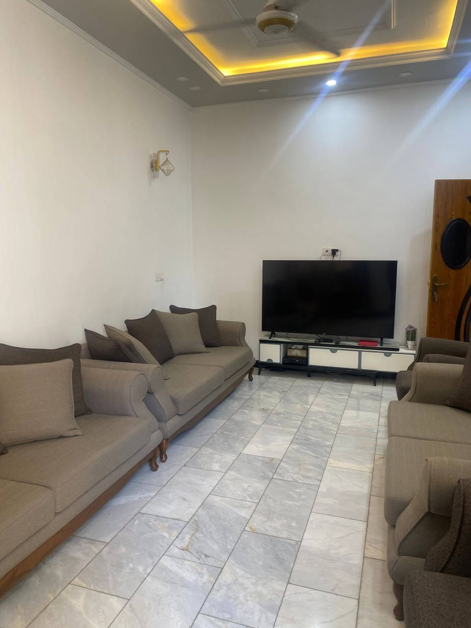 👋سلام عليكم بيت للبيع بناء حديث
🌏مساحه 120 متر طابو صرف واجهه 6*20
📌الموقع حي المعلمين الشارع المقابيل البوليفارد خلف 
👈حسينية حي المعلمين قريب ع شارع المفرك 
🛖تفاصيل البيت كراج استقبال مطبخ صاله درج غرفه نوم صحيات مناور الطابق الثاني 3 غرف نوم سعر مناسب جدا للشراي فقط 
☎للاستفسار اتصل
📞***********
📞***********
✔️مكتب الشمس للعقار بعقوبة حي المعلمين
