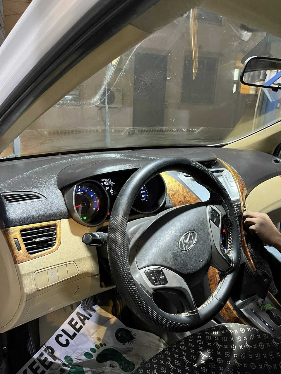 سلام عليكم النترا 2014 خليجي محرك 1,600 سنويه ساقطه 
فول عدا الفتحه 
سياره بيها قطعه بنيد وبارد بالجاملغ مال السايق شبر 
وصارت بيهه ضربه قبل كم يوم بالباب خلف السايق وشويه من الهلال سويته حار وبعدني ماصابغهه 

تبريد ثلج 
مكينه وكير وحداديه جديد 
سياره مابيهه اي نقوصات 

سعرها 105 وبيها مجال 
رقمي ***********
