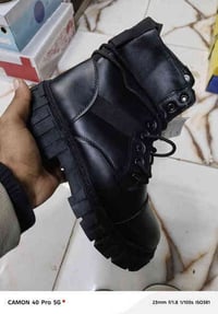 عندي شروه بوت جلد تقريباً ٥٠ زوج ابيعهن شلع كل زوج بكارتون  اليريدهن خ...