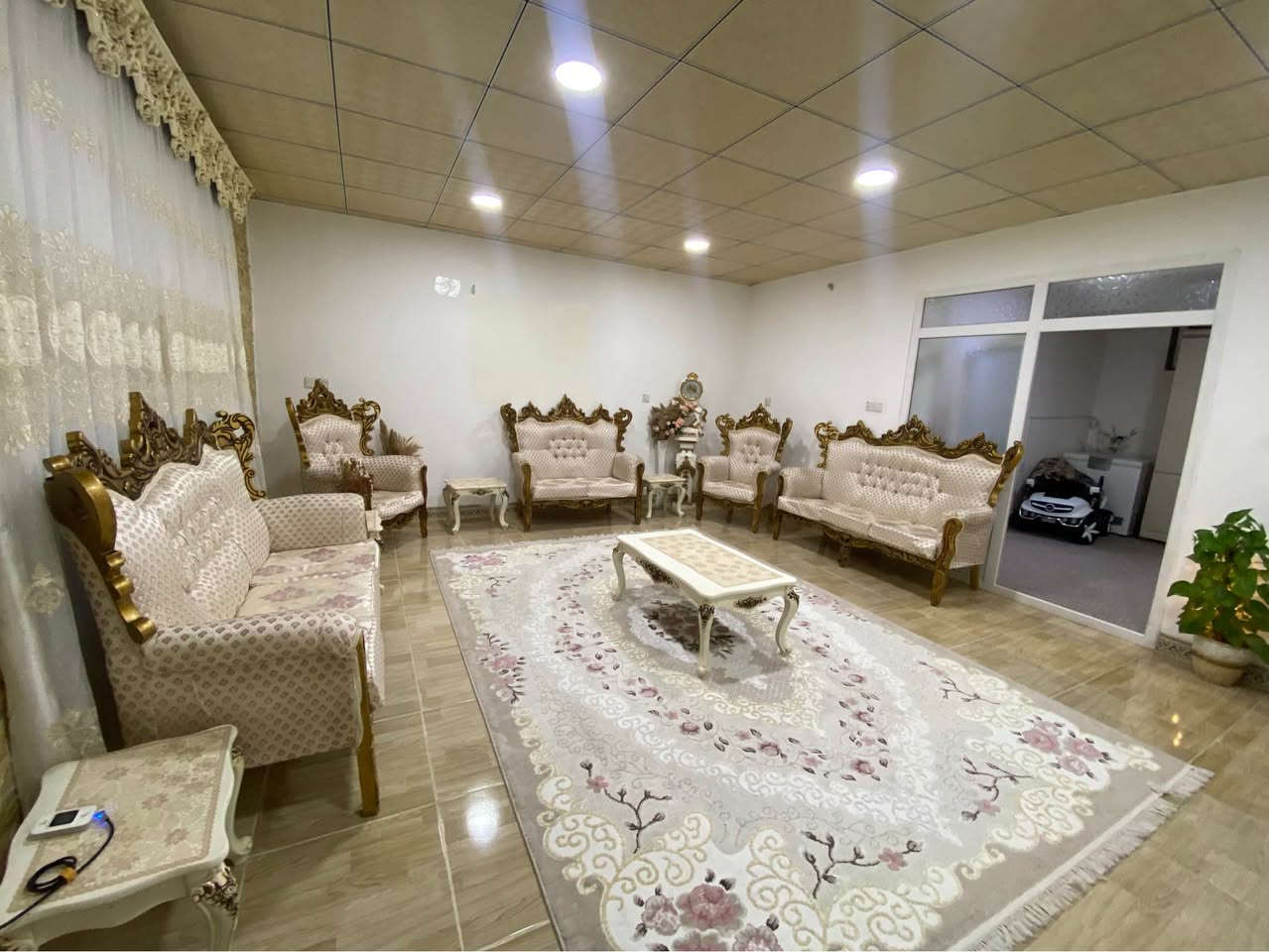 به ناوى خواى گه وره 
كامل ئه م ژوره ميوانه بؤ فرؤشنت پيكه وه  
تاقم قه نه فه ى 10 نه فه رى
فه ريشى توركى بن ده زوو ئه سلى 
ميزوو ته پله ك
په رده و تاجه كه ى 
سعرى 700هه زارو معامه له 
گه ياندن نييه 
شوين دوكان دخان, السليمانية


**إذا كنت صاحب هذا الإعلان وتريد حذفه لأي سبب، رجاءا أرسل رسالة إلى الدعم الفني**