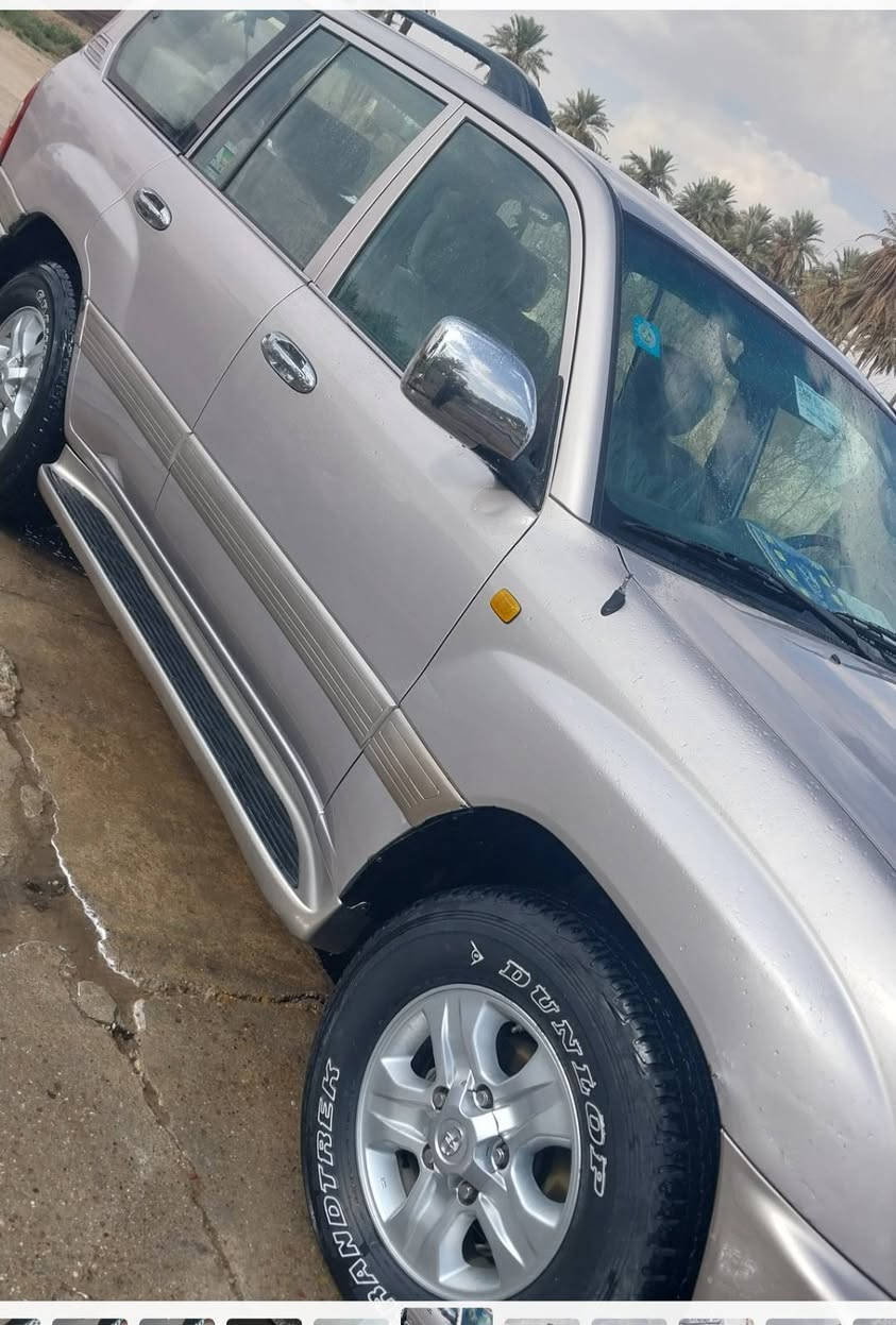 لاندكروز لكزك ٢٠٠٤ سلفري رقم بغداد 
مابيها صبغ نضيفه كير ومحرك متعهد تبريد شغال وثلج تدفأه شاشه كامره خلفيه حداديه تايراتها كله نضيف وشراي يتصل ***********
