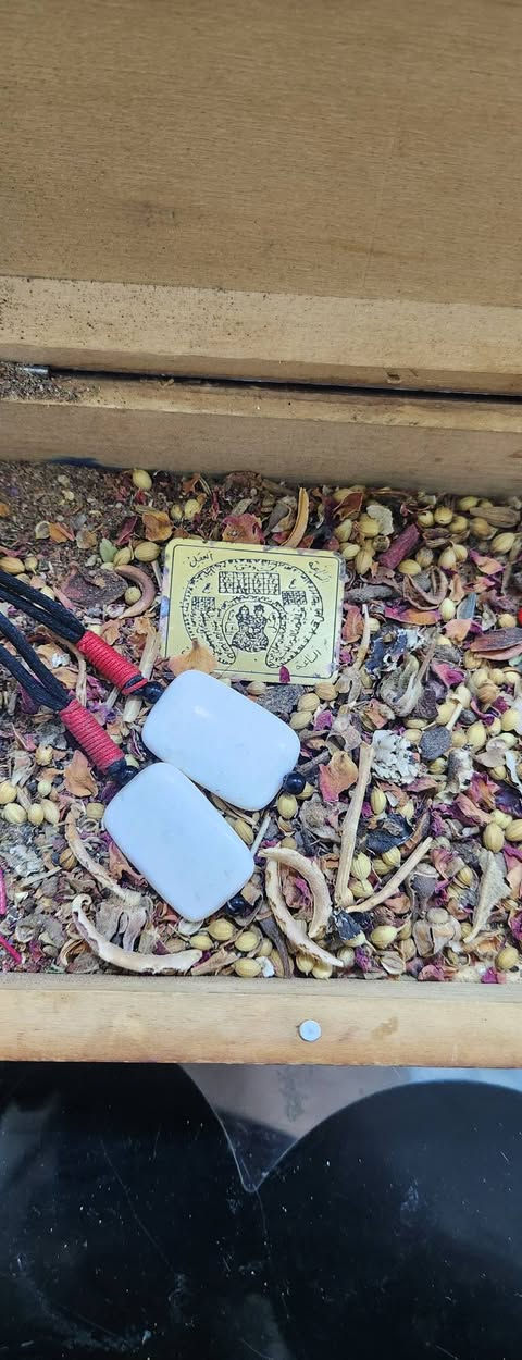 السلام عليكم قلادة عطف اصلي محبه طاعه خضوع عكد لسان جلب محبه للبيع تواصل واتساب *********** او على خاص موجود توصيل لجميع المحافظات العراق
