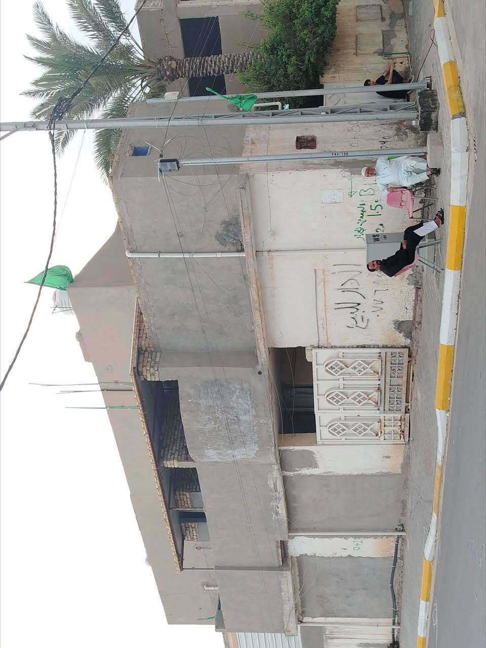 السلام عليكم
دار للبيع كوت حي الجهاد ( التأميم) مقابل المستوصف القديم وبالقرب من جامع الامام الصادق  ركن على شارعين مساحة 200 متر طابقين الطابق الاول.. غرفتين نوم+ صاله+ مطبخ+ استقبال...(الطابق الثاني يحتوي على مشتملات 2) خدمات كامله و مدارس ابتدائيه متوسطه اعداديه 
للاستفسار ***********
