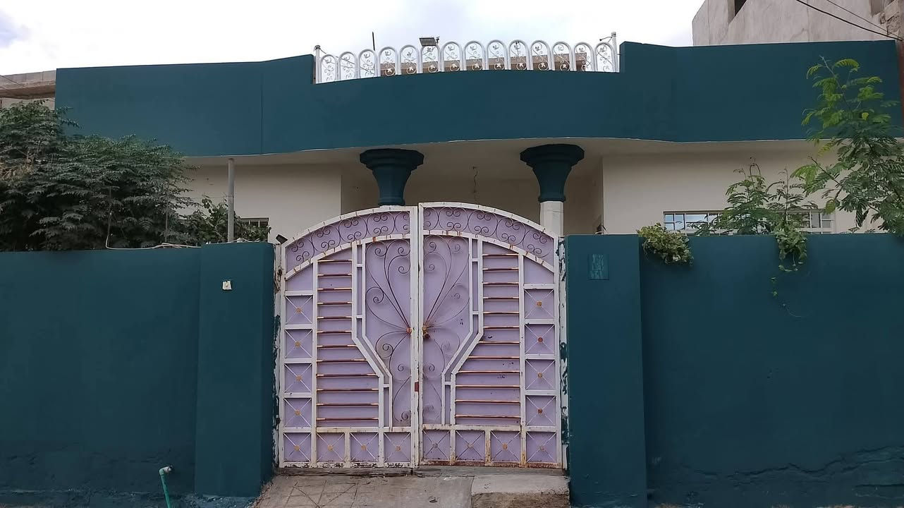 دار للبيع ٢٠٠م حي البنوك الزراعي
غرفتين نوم+ استقبال كبير 
هول كبير 
مطبخ 
ترك كبير نهاية الدار 
مشتملات صحية 
بئر ماء داخل الدار 
توفر كافة الخدمات 
ماء كهرباء شارع 
للاستفسار اكثر التواصل على الرقم ***********
