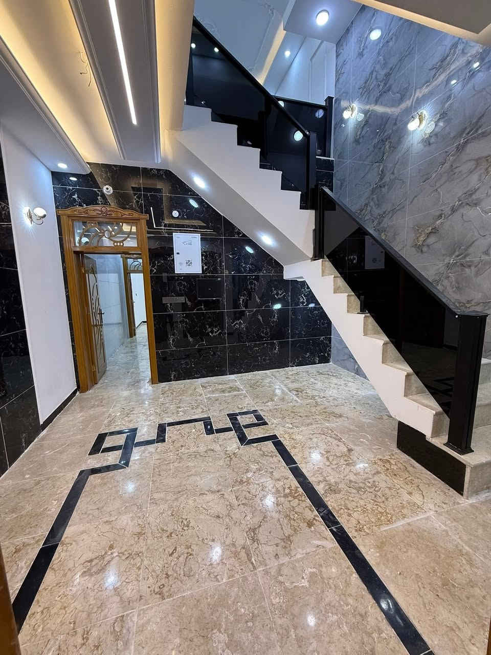 هذه البيت كلش راقي و ما مستخدم مكانه حي السلام النجف

مساحه البيت 100م يحتوي على طابقين و 3غرف نوم تفاصيله كلش راقيه 

موقعه📍حي السلام مفتوح على شارع المطبات و شارع ابو الدجاج 

البيت سعره مناسب 👌🤝

للاستفسار اكثر عن العقار للاتصال يتوفر وتساب 

0780 789 4484

تابع الصفحه 📲❤️
