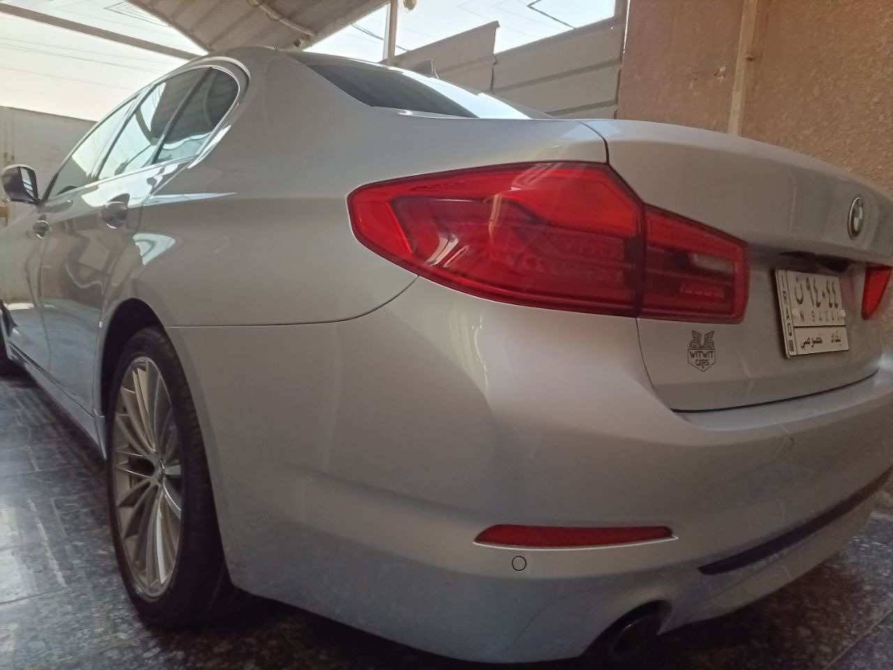بسم الله الرحمن الرحيم
فرصة ثمينة

BMW 530i - وارد أمريكي (نظافة لاتوصف) 

2019  رقم بغداد لأصحاب الذوق الرفيع والباحثين عن  الزيرو

السيارة ملكية ونظافة استثنائية، استخدام قليل جداً والسبب (عندي دراجة) يعني السيارة أغلب وقتها مرتاحة بالكراج.

المواصفات والتفاصيل:

• الموديل: 2019.

• اللون: رصاصي (مميز جداً).

• المحرك: 2000 Twin Turbo (4 سلندر) - عزم وقوة واقتصادية.

• المسافة المقطوعة: 45,600 كم (حقيقي  امانة الله ورسولة).

• المواصفات: فول مواصفات الـ 530 المعروفة (فتحة، شاشة كبيرة، كراسي جلد بيجي' رادار امامي جانبي خلفي'جنطة كهرباء 'داتا شوب، تحكمات، بصمة، وباقي التكنلوجيا المتطورة).

حالة السيارة (الأمانة):

• الضرر: (أصبع واحد فقط) والسيارة مكفولة من كل نواحي النقص.

• النظافة: السيارة "ولا غلطة"، داخلها وخارجها بحالة الوكالة. إذا شفت بيها خلل واحد تعتب عليّ.

• الضمان: أنطيك بيها ضمان "5 سنوات" من الثقة.. سيارة مخدومة وجاهزة وما محتاجة برغي.

• الصور: متوفرة حالياً وصورها بأمريكا أيضاً موجودة للي يحب يتأكد من الضرر البسيط.

السعر وتفاصيل البيع:

• السعر المطلوب: 300 ورقة (30,000$) قفل نهائي.

• ملاحظة: السيارة مكلفتني 390 ورقة، والبيع بهذا السعر لغرض إكمال مشروع بناء فقط.

السيارة أمانة الله ورسوله، الي يشتريها يدعيلي.

للاستفسار والاتصال مباشرة بالمالك:

📞 ***********
مكاني بالحلة
