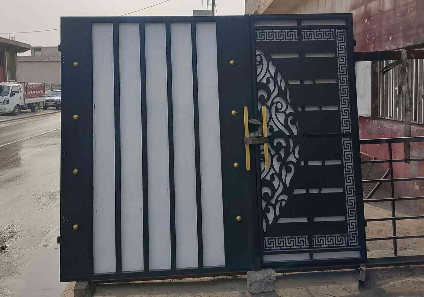 باب حوش ودرج وابواب غرفة وشبابيك للبيع الموصل صناعة الكرامة حي الكرامة
***********  /  ***********
