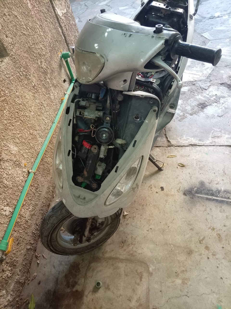 سلام عليكم ماكس منغولي مجفته جديد و بعده ما ساحكه طافيه على وضعيته ابيعه كوم حديد ب٢٥٠ قفل مكانه البنوك +كاملة كفراته و ترايش و الحواظن 
رقم:***********
