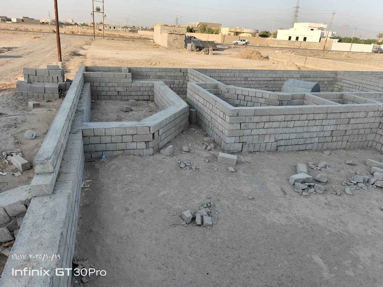 قطعة للبيع زراعي في منطقت اليوبي مقابيل القادسيه علا طريق سريع واصلها كل الخدمات كهرباء وماء وتبليط شوارع ومدرسه بتدائيت ومتوصطه 300متر واجهه 12/50ونص نزال 24
مقابل صيطرت ابو اعقرب  سعر 13مليون ونص وبي مجال للشراي 
المو شراي لا يخابر كلشي موضح بل فديو سعر القطعه قابل للتفاوض 
***********
***********
