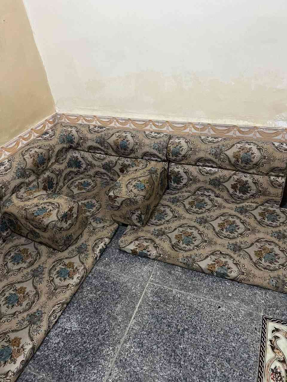 ديوان نضيف للبيع جديد ربل
وجهين يتكون من ٨ دواشك ونص وتكيات ٨ وزوايه ٣
ومساند ١٥ ونص السعر ٣٠٠ وبي مجال قليل عنواني ناصريه 
منصوريه ***********
