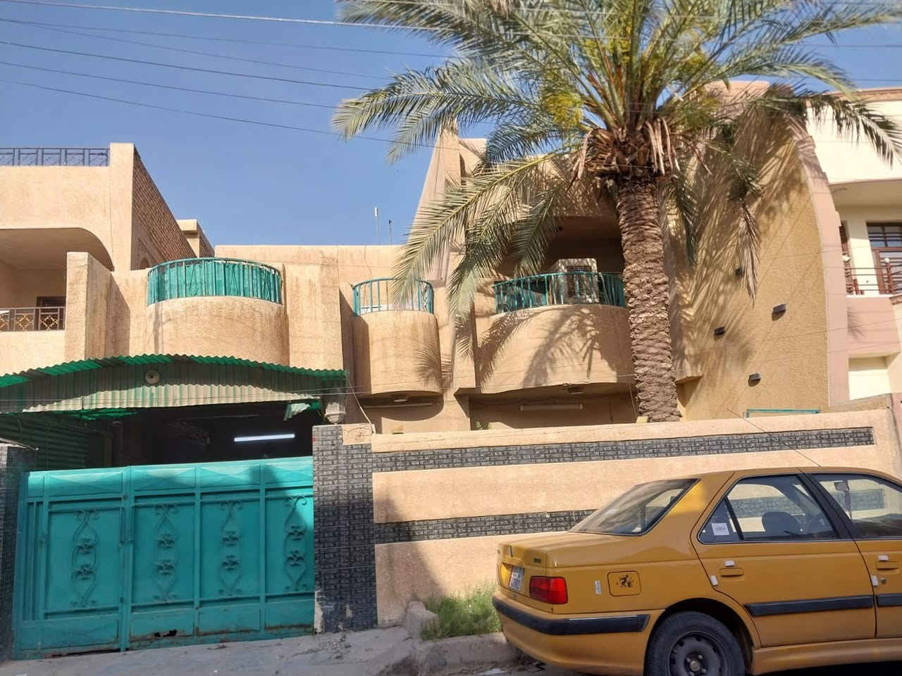 لسلام عليكم بيت للبيع مساحة ٢٠٠ متر واجهة ١٠ نزال ٢٠ مكانة حي الجهاد الرفاق الاولى مقابيل شقق حي صدام اول فرع بظهر المشاتل قريب علة الشارع  العام صالح للسكن بس ابيعة كاع للتواصل الاتصال مباشرة مع صاحب الدار***********
