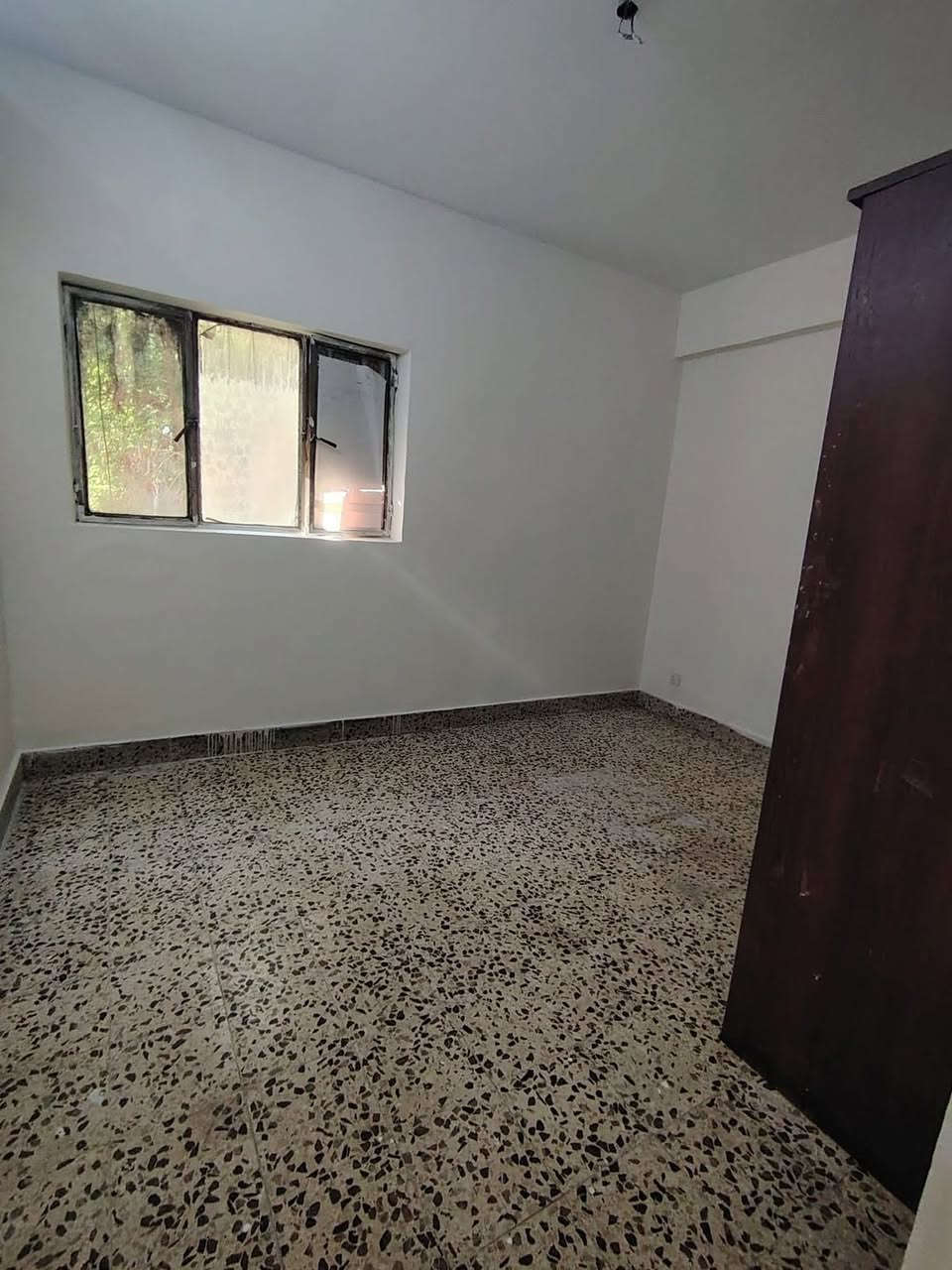 السلام عليكم 
شقة للبيع حي الاعلام
العمارات الكويتية
طابق الاول
3 غرف نوم
صاله مطبخ خدمات

مكتب الكرادي
***********
