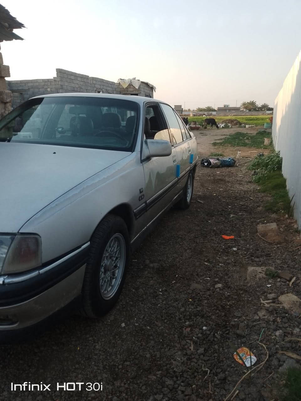 سلام عليكم أوبل اوميجا للبيع 
موديل ١٩٩٣ 
سياره بدون ضربه +بدون صبغ عل بلاد +كير اوتماتيك كهربائي +رقم انكليزي بغداد ولا ربع غرامه عليهه 
تخم تايرات جديد 
جام كهربائي 
صدر جديد 
بدون تبريد جان موجود بس وخرته
السعر ٣٧وبيهه مجال 
العنوان /بغداد/ التاجي/   ***********
