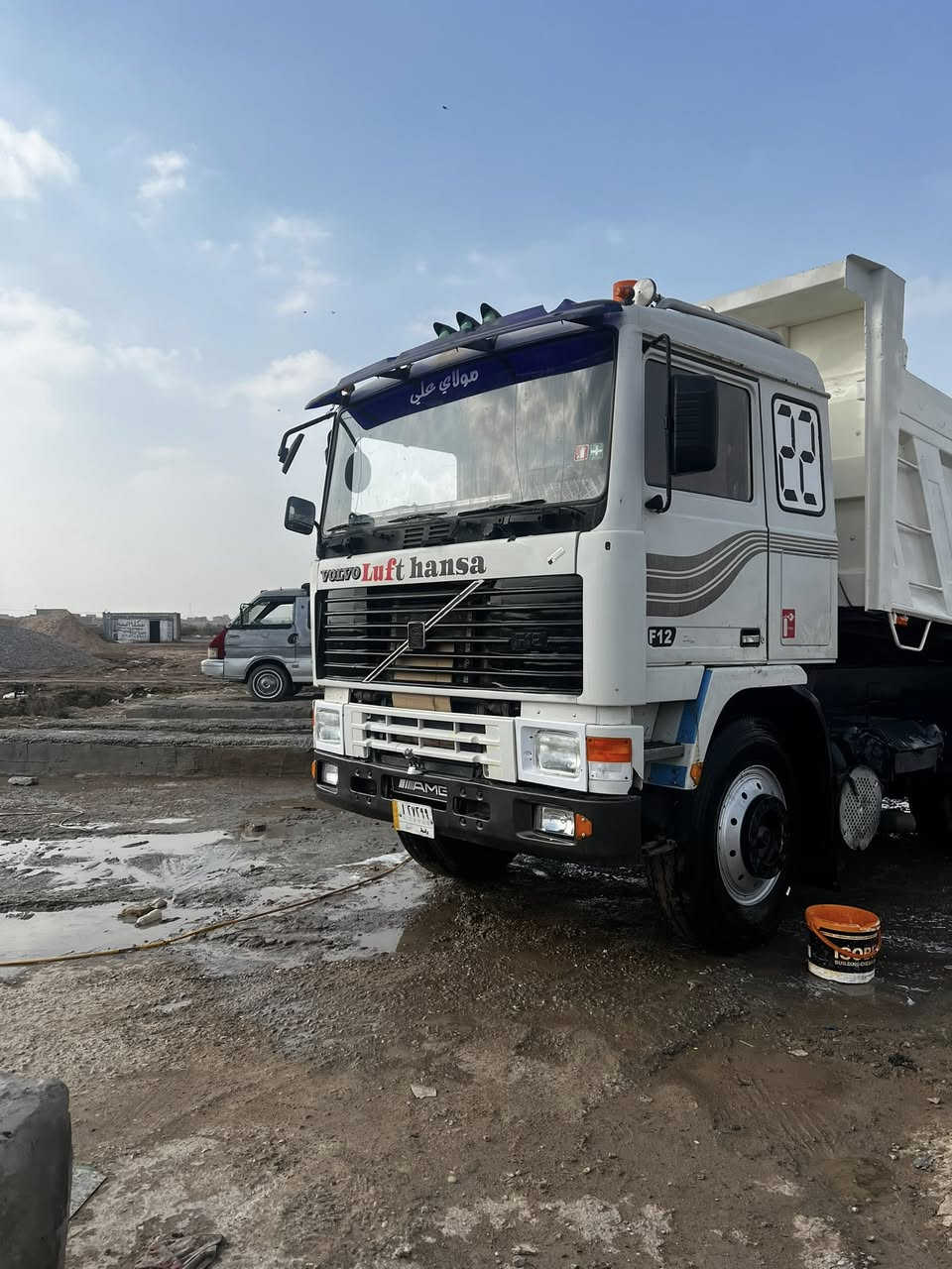 السلام عليكم فالفو اف ١٢ مكينه ٢٢ مجموعه النكي ٢١ كير ٣/٣ 
 السياره جاهزه للعمل تبريد كهربايات فول رقم واسط والتيرات ٢٤ صاج /***********
