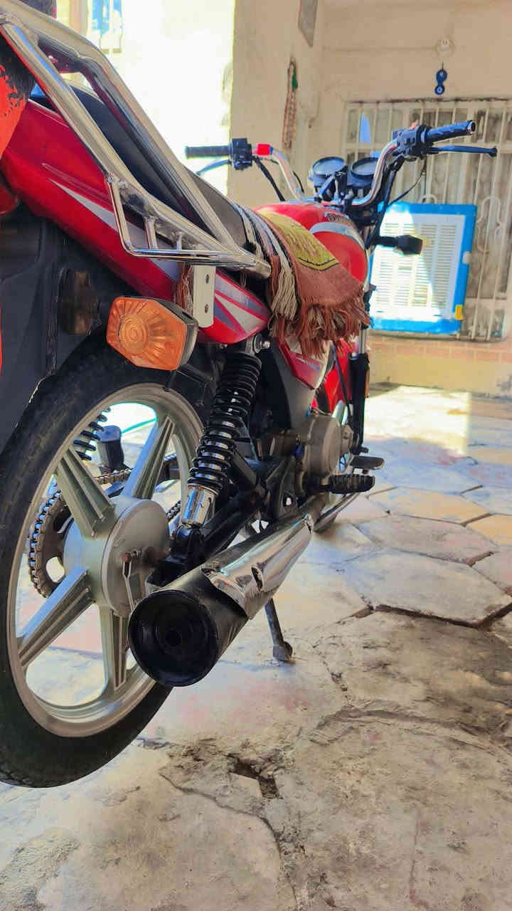 السلام عليكم 
دراجه دايون عضم للبيع 
موديل /2019 
اوراق اصولي 100/100 
الدراجه كلشي بيها جديد 
لايت عالي ناصي 
الدراجه خير من الله 
كلجات نضيفه شلعه قويه 
الدراجه تاخذها ترتاح  
اتصل/ ***********
سعرها 900 وبيها مجال حك الجيه
