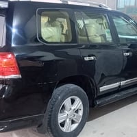 لاندكروزر VXR • ٢٠١٢ • الرمادي