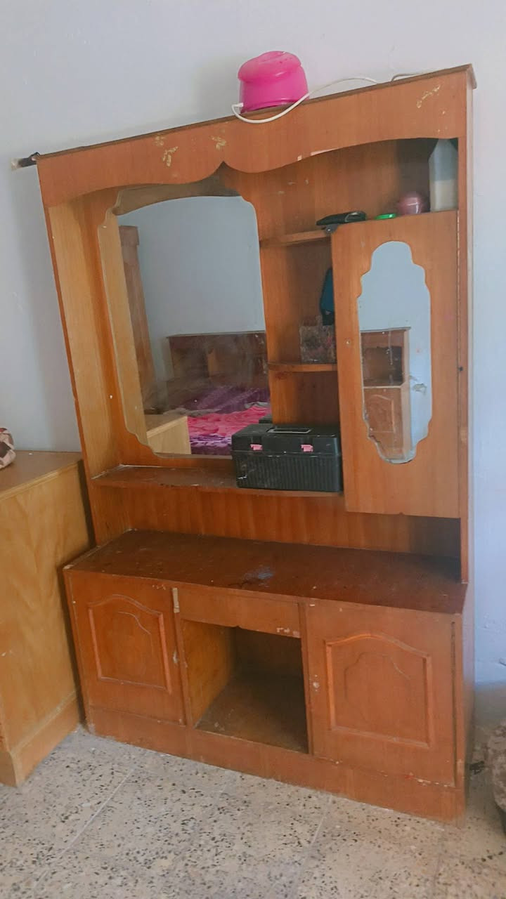 سلام عليكم غرفه للبيع ٣٠٠ ألف أو بيه مجال قليل***********
