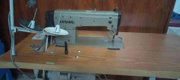 السلام عليكم اخوان عندي هاي المكينة خياطه صناعيه جديده مامستعمله للبيع السعر250 وبيها مجال للتواصل ***********
