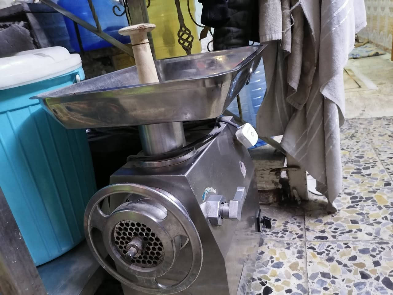 مثرامه لحم GK 32باب اول سل ستيل وزنها 61 كيلو +ميز طول ٢متر سل ستيل + ١٣٥ شيس سل ستيل للبيع رقم الجوال *********** موجود واتس اب
