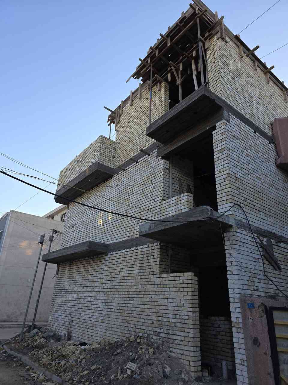 السلام عليكم ورحمه الله وبركاتهُ
#يعلن_مكتب_تبوك_للعقار

دار للبيع 50م ركن واجهة 5م نزال10م 👍

الموقع : حي الجهاد _ ديوان المخابرات_خلف شارع 60 مباشرةً 

يحتوي الدار على 3 طوابق ✅️

الطابق الاول : استقبال +مطبخ + منور + صحيات 
الطابق الثاني : 2 غرف نوم + صحيات 
الطابق الثالث : غرفه + بيتونه + سطح امامي 

الدار قيد الأنشاء تسليم مفتاح خلال شهر 🔑

للأستفسار : *********** وسـام ☎️
