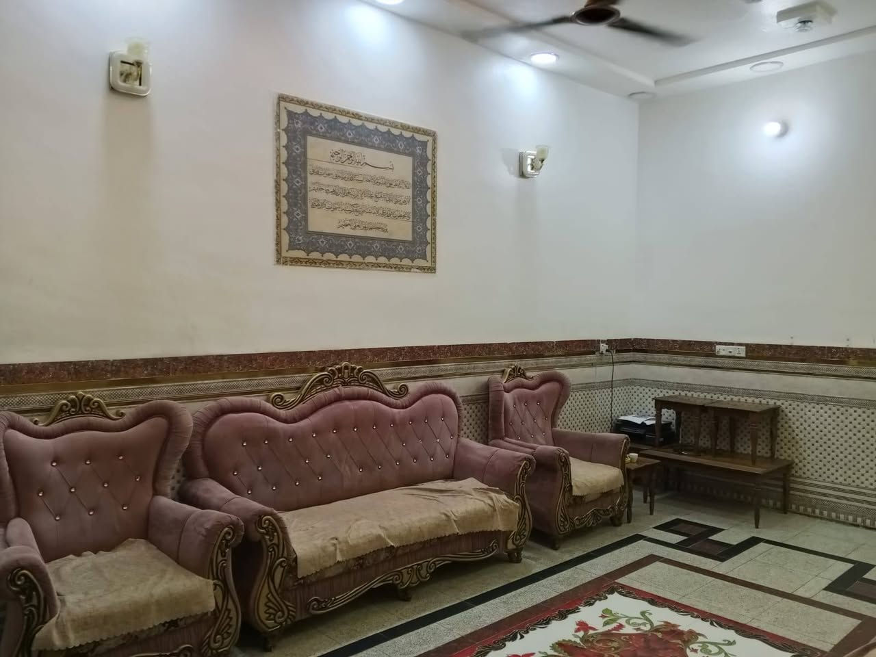 السلام عليكم بيت للبيع في حي الصحفين قرب فلكه القاضي طابقين مساحه ٢٠٠ م للاستفسار ***********
