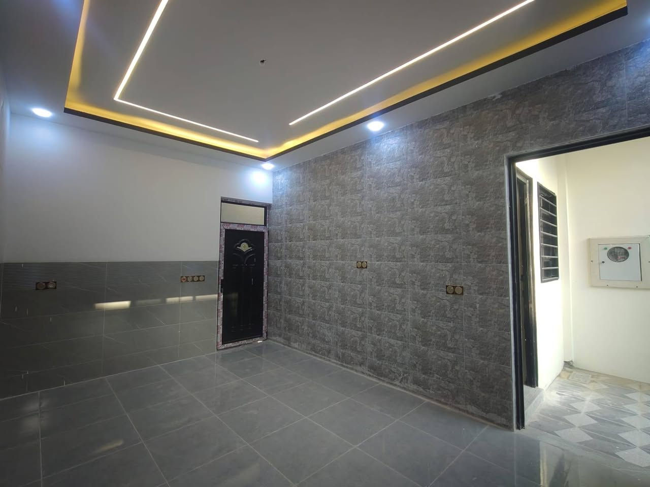 دار سكني كارت بلديه مساحه ١٥٠ متر مشمول بل تمليك حي السماح خلف المحطة المشاعل قرب جامع 🕌 فاطمة الزهراء يحتوي على غرفتين نوم وهول واستقبال ومطبخ وصحيات وكراج وبيتونه كبيره تسليم البيت فوري البيت زيرو خلف البيت سايدين ٦٠ خدمات كامله ماء كهرباء تبليط مدارس مستوصف كلشي متوفر يمك السعر 78وبي مجال
***********
***********
