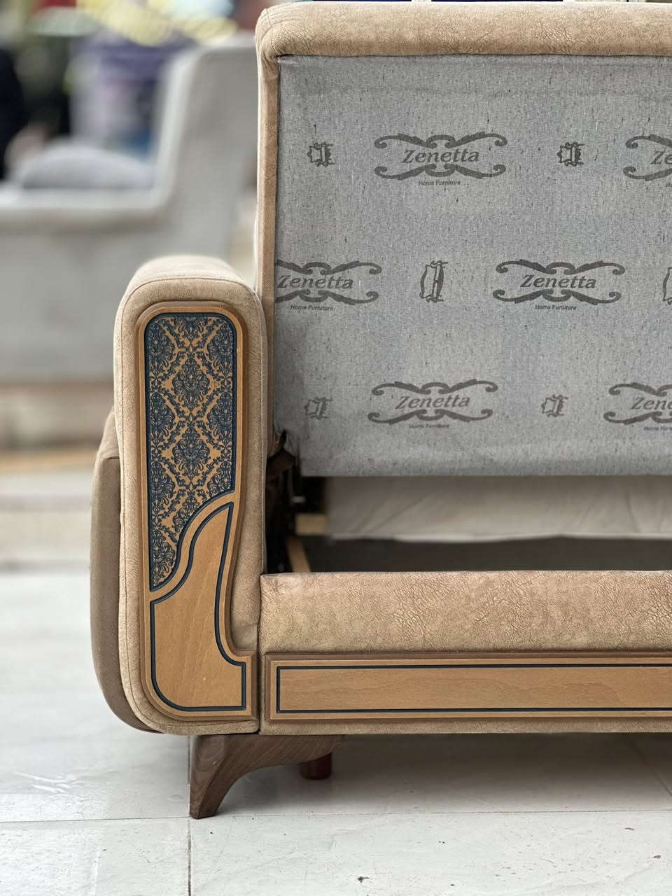 تخم تركي ماركهZenetta   مستخدم يام قليلة نضافه 100/100 متكون من 10مقاعد بنضام السرير ومخزن ع كل قطع التخم  مخزن مامستخدم  بمقعد طبي سوفت امريكي فول بوليستر هيكل جدا ثقيل هيكل الداخلي بل كامل حديد بقماش الشامو  معركه وتر بروف ضد السوائل  والماركه موجود بكل قطع التخم عنوانه اربيل زانكو 99 قرب مطعم كص سنگر يوجد توصيل ل بغداد ولباقي المحافظات الأخرى *********** واتساب فقط (علي )
