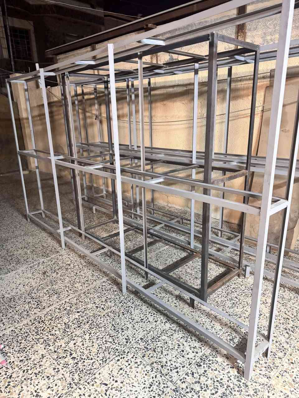 ستاندات لل محلات للبيع سعر 75 طول العرض 360 و12 سانتيم  و طول الرتفاع 2 متر 3 قطع و واكو وحده طول العرض 2 متر و طول الرتفاع 2 متر  لل تواصل خاص او ع رقم ‭+964 786 743 3439‬
