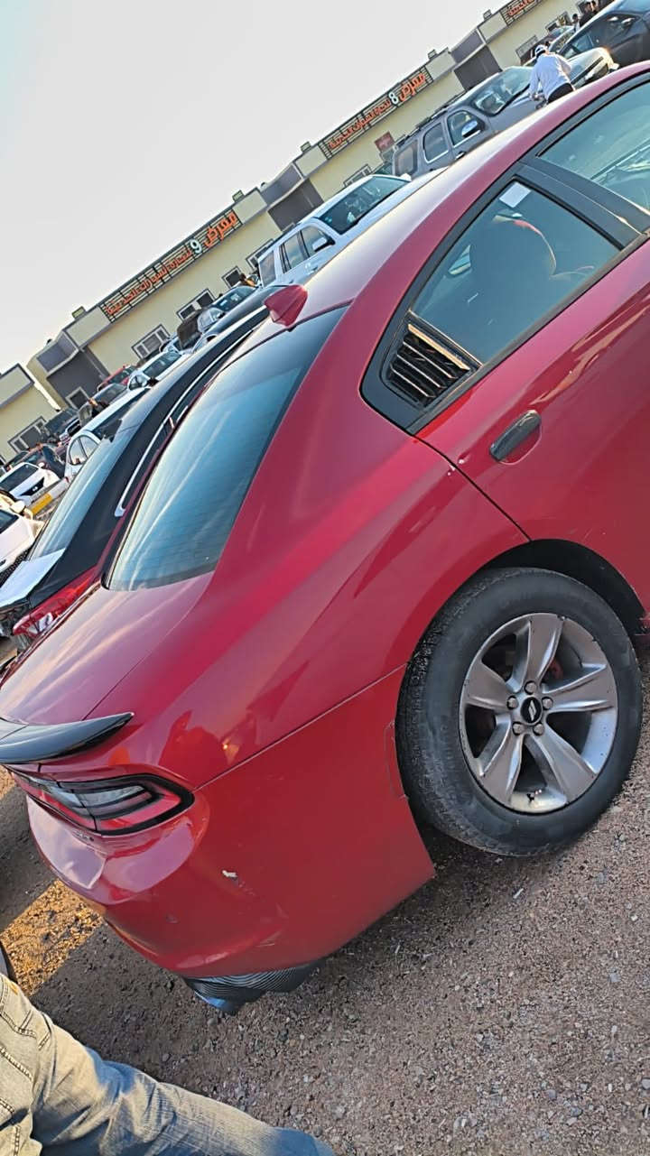 السلام عليكم 
بيع مستعجل سعرها 125 وبيهه مجال بسيط
جارجر مديل2016
مكينه 3600
رقم نكليزي 
سنويه 28 بسمي 
وارد امريكي سياره جاهز
سياره مصبوغه نفس لونهه 
وفخذه مبدله صفه سايق
العنوان البصره 
***********
