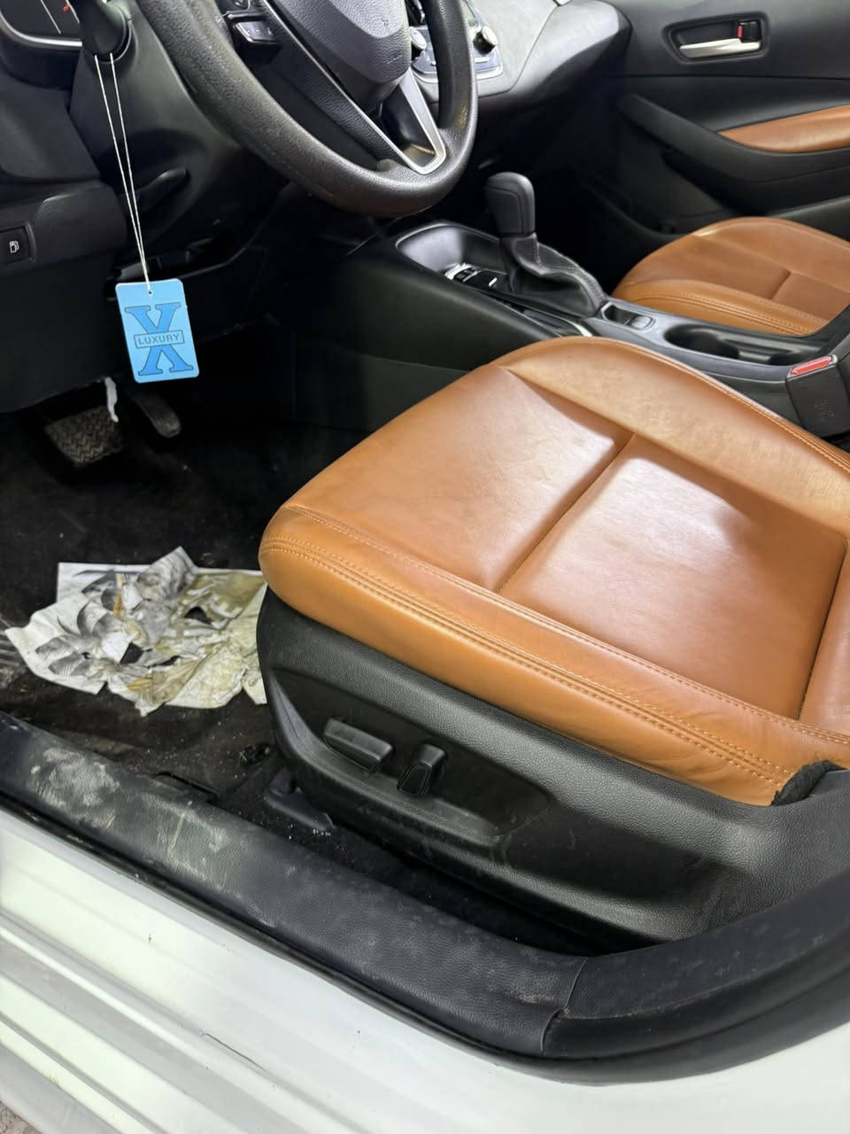 كورلا هايبرد موديل ٢٤  فول كرسي كهرباء وجلد. سونار موجود بالمنشور مكانه بغداد. الكرخ تلفون ***********
