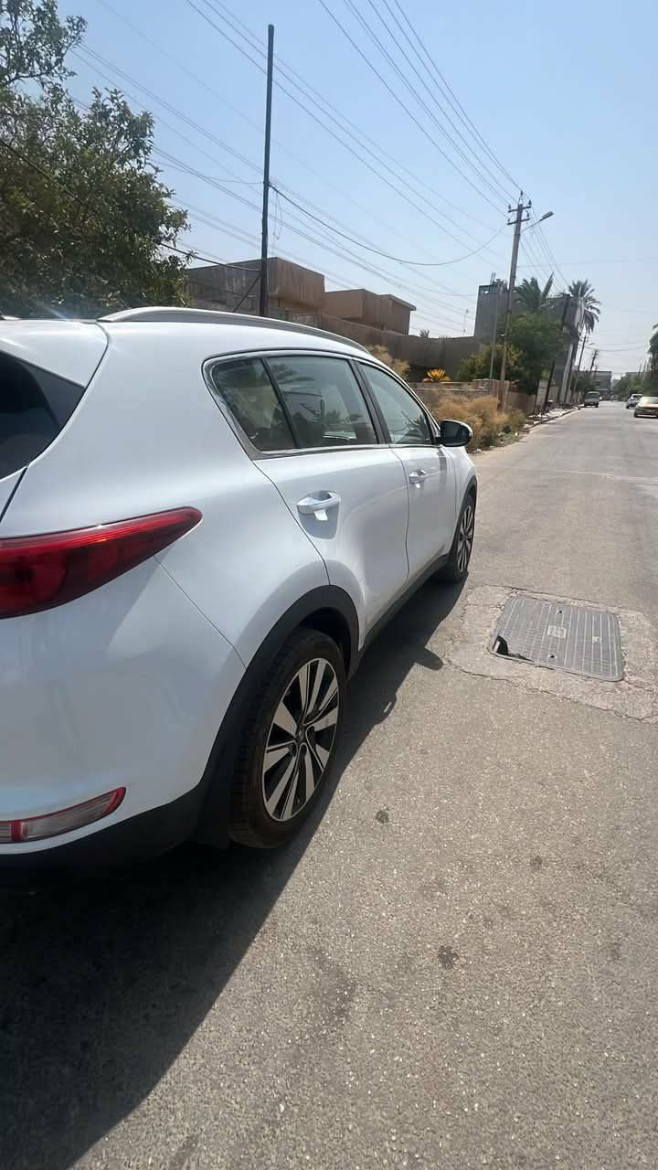 السلام عليكم
سبورتج موديل 17✅🔥
مواصفات فول عدا البصمه 
وارد خليجي 
مواصفات  بنيرامه طكتيت 
ابواب ترحيب  
كشنات جلد وكهرباء 
محرك 2000 دوش شرط ممفتوح 
5 راكب 
تبريد ثلاجه 🥶 
كاميرا خلفيه خلفيه 
مري شفط كهرباء 
وبعد بيه هواي مواصفات 

السياره كفاله عامه ماعد مكانين بارد فقط 
محرك وكير كفاله 
رقم بغداد الإنكليزي 
سنويه جديد  شرط التحويل 

-------------------------------- 
العنوان بغداد الشعب 
السعر 185 وبيه مجال 
*********** 
***********
