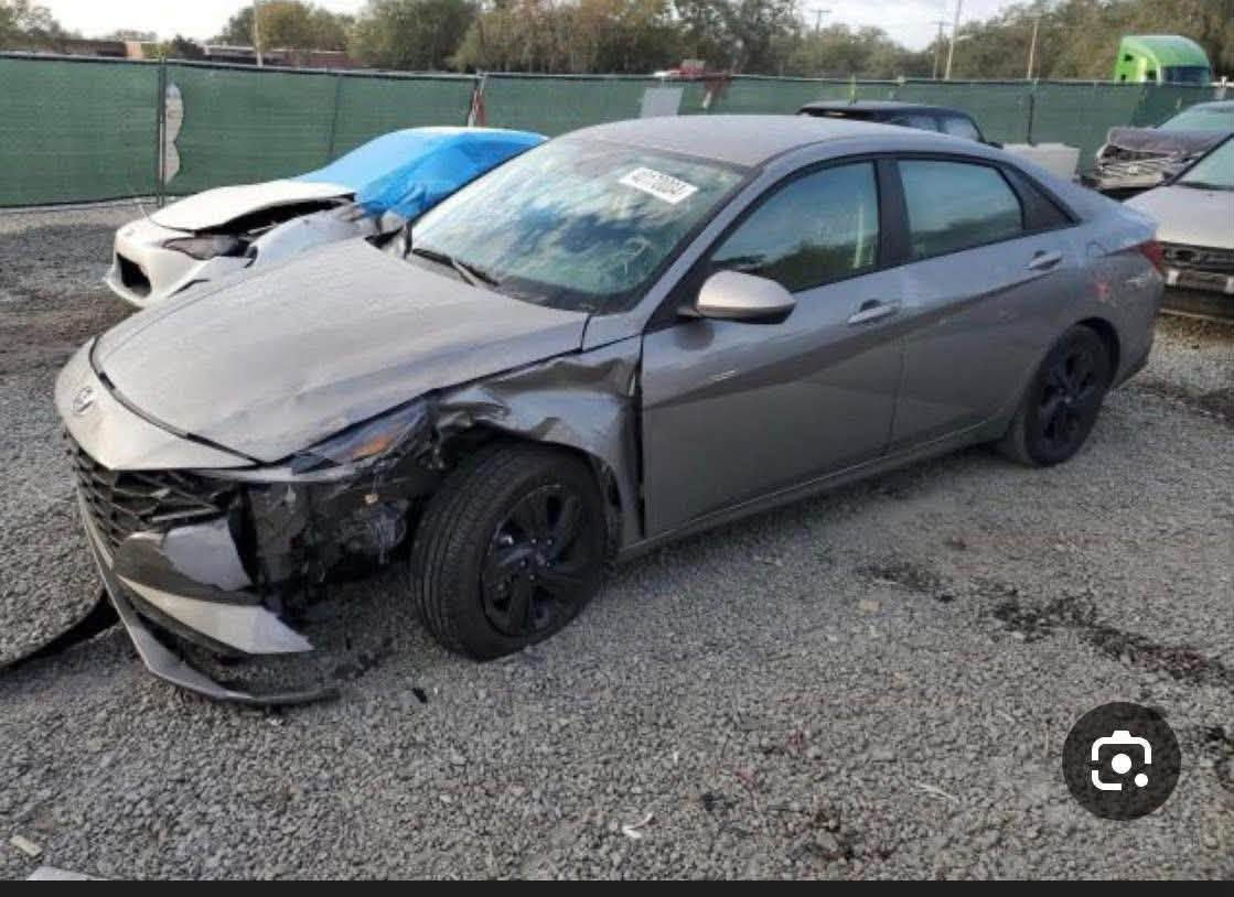 23 هايبرد اقتصادية كلش السيارة
صور الحادث مرفقة 
ماشية 30 الف مايل 
بصمة 
رادارات امامي خلفي 
توقف طوارئ 
شاشة ابل كار بلي 
اوتو هولد 
سايد بريك كهرباء 
تشغيل عن بعد 
قفل ابواب ذكي وبعد بيها هواي مواصفات 
*********** للاستفسار
