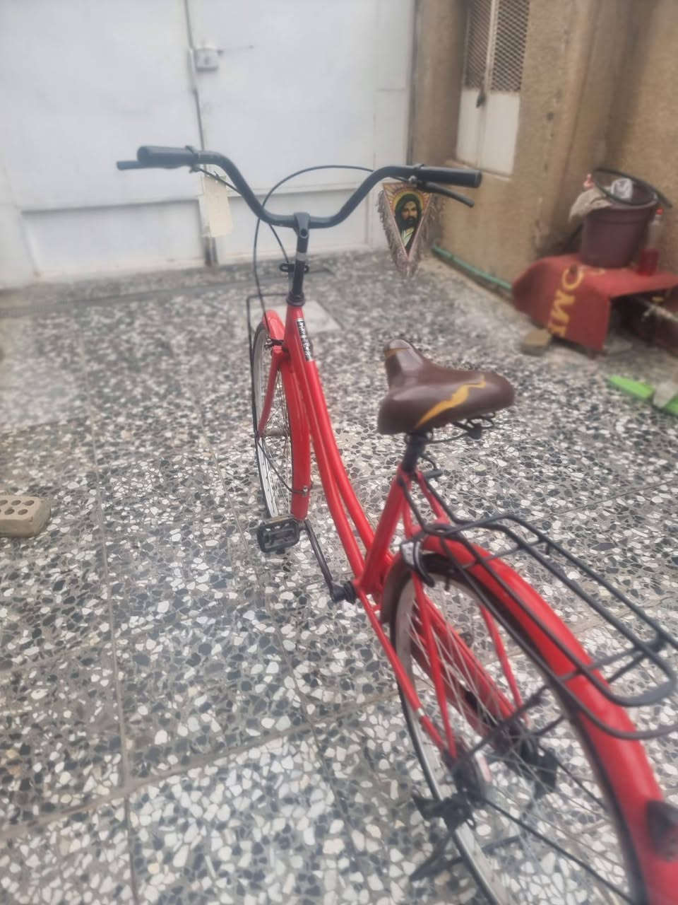 سلام عليكم بايسكل بناتي حجم26كامل السعر 75مكاني بغداد البلديات***********
