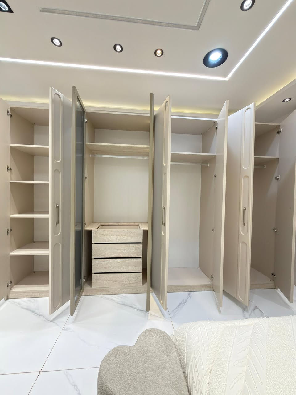 🔥 عرض أنيق ومميز 🔥

✨ موديل طاوس – مودرن فاخر

🛋️ 10 قطع متكاملة | كنتور عدل

✔️ برغي وچوي حديد – قوة ومتانة
✔️ سرير عدد 1 (ارتفاع 190)
✔️ كومدي عدد 2
✔️ ميز تواليت
✔️ دراور عملي
✔️ إنارة داخل الكنتور ✨
✔️ إنارة في ميز التواليت ✨

💎 تصميم عصري بلمسة فخامة وإضاءة تضيف جمال للغرفة

📩 للحجز والاستفسار:
📱 *********** (واتساب متوفر)

🚚 توصيل داخل بغداد ولكل المحافظات

⚡ الكمية محدودة –
