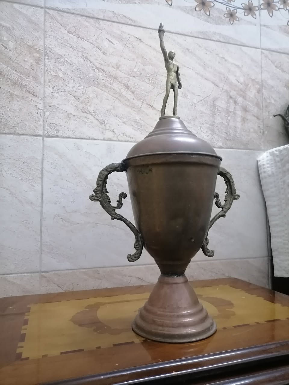 السلام عليكم ورحمة الله وبركاته جبنالكم تحفه فنيه احلا كأس مل ايام زمان ارتفاع ٤٧ نحاس احمر للبيع السعر خاص مكان موصل يوجد توصيل كافه محافظة العراق وهذا رقمي *********** موجود واتساب علا هذا الرقم
