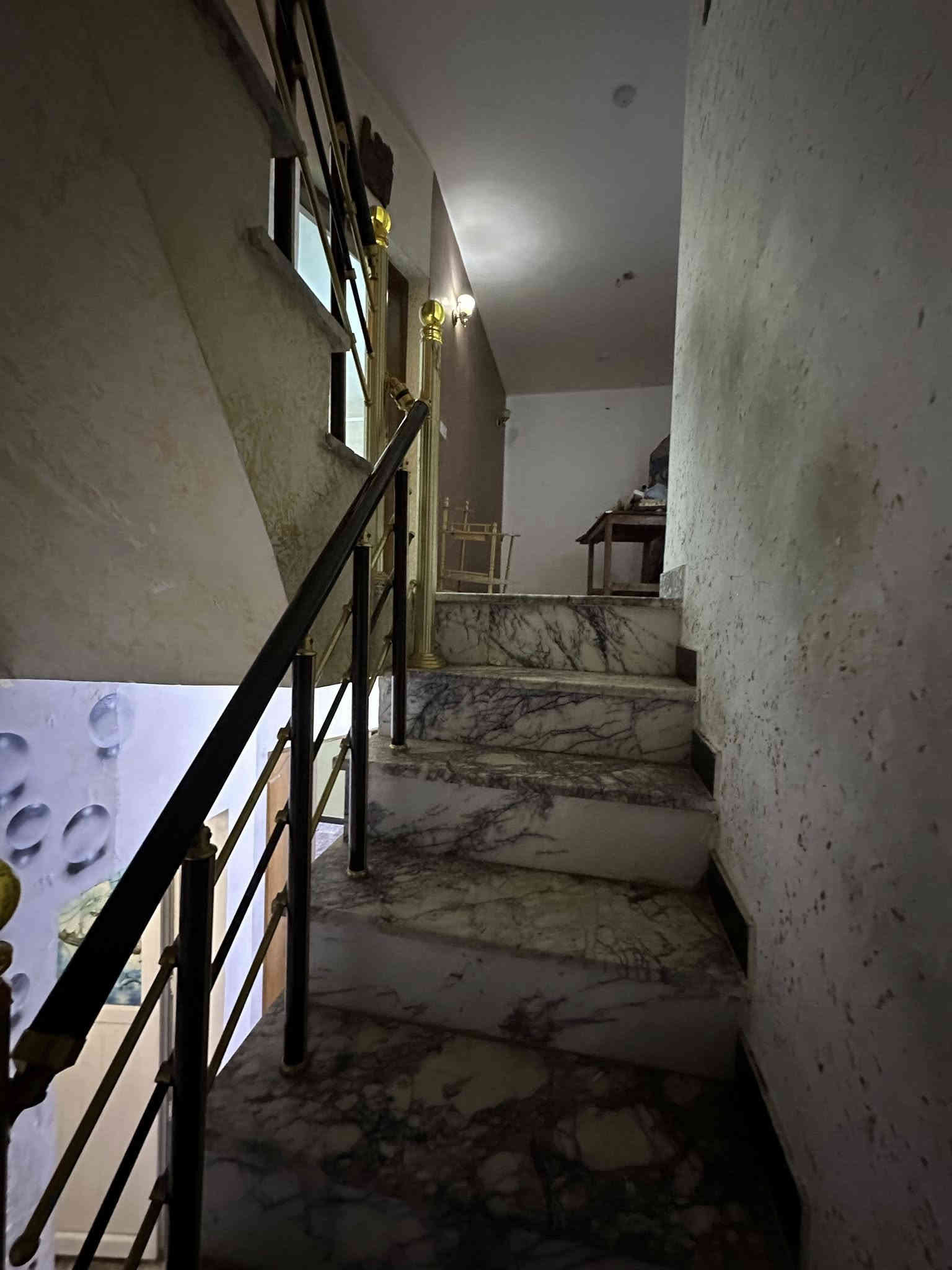 #للايجار______في_______السيديه

بيت مساحه  120 متر  نظيف جدا
 يتكون من

مدخلين 
واربع غرف نوم مطبخ صاله خدمات صحيه عدد  2 وطرمه صغيره 

علما ان العقار مجهز بسبالت

#الايجار مليون وربع

للاستفسار الاتصاال على الارقام التاليه

***********

***********
