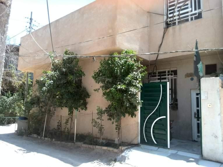 بيت 100متر بناء طابق ونص
 شارع بغداد حي الحوراء 
يتكون استقبال +غرفة نوم  ومطبخ وصحيات 
اقرار محكمه سند ٢٥ 
السعر 120مليون وبيه مجال 
عقارات كربلاء في حي العباس ع ***********
@أبرز المعجبين
