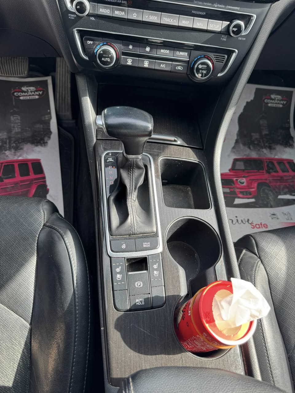 Kia optiama
سلام عليكم 

للبيع: كيا أوبتيما 2020 EX
 
المواصفات العامة:
• الموديل: 2020
• الفئة: EX
• المحرك: 1.6 لتر تيربو
• عدد السلندرات: 4 سلندر
• ناقل الحركة: أوتوماتيك 7 سرعات DCT
• نظام الدفع: دفع أمامي (FWD)

المواصفات الخارجية:
• مصابيح أمامية LED
• مصابيح نهارية LED
• مرايا جانبية كهربائية مع إشارات
• فتحة سقف بانوراما
• حساسات أمامية وخلفية
• كاميرا خلفية

المواصفات الداخلية والتقنية:
• مقاعد جلد
•خزن ميموري للمقاعد
• تحكم كهربائي بالمقاعد
• تبريد وتدفئة الكشنات الأمامية
• تدفئة الستيرن (المقود)
• شاشة وسطية تعمل باللمس
• نظام Apple CarPlay و Android Auto
• تشغيل بصمة (Keyless Start)
• دخول ذكي بدون مفتاح
• مكيف أوتوماتيك ثنائي التحكم
• مثبت سرعة
• إضاءة داخلية LED متغيرة الألوان

أنظمة القيادة والمساعدة:
• Auto Hold
• هاندبريك كهربائي
• نظام المحافظة على المسار (Lane Assist)
• قيادة شبه ذاتية

أنظمة الأمان:
• نظام مانع الانزلاق (ESC)
• نظام مانع الانغلاق ABS
• وسائد هوائية متعددة
• نظام مراقبة ضغط الإطارات
• نظام الثبات الإلكتروني 

السيارة ماشية 87400ميل 
حادث سيارة مرفق بالمنشور
 السيارة رقم اربيل باسمي 
عنوان سيارة بغداد البنوك 
رقم صاحب سيارة : واتس اب واتصال على رصيد

***********
سعر سيارة 150 ورقة وبيها مجال بسيط
