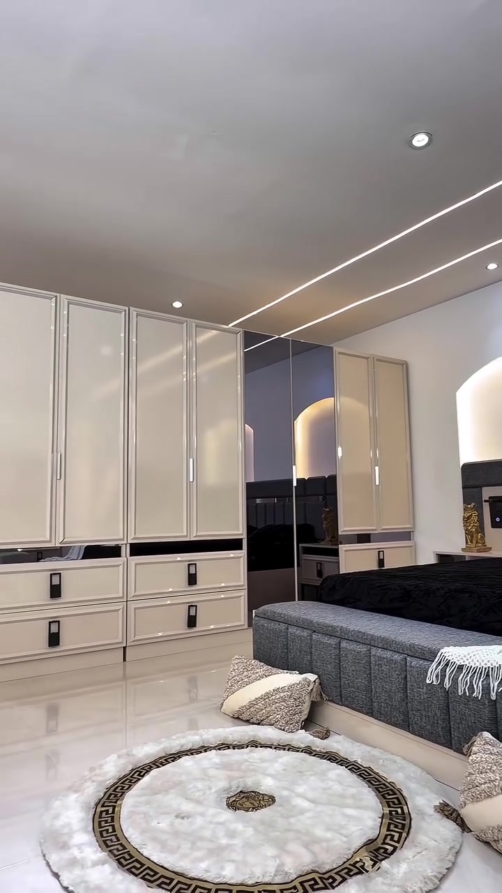 👑 غرفة نوم ايليم الأصلي – تركي 🇹🇷
تصميم فاخر يخلي غرفتك تبدو بمستوى ثاني من الأناقة ✨

💎 المواصفات:
✔️ ظهر بلوك 8 ملم تركي أصلي
✔️ صبغ حراري فاخر
✔️ سرير مخزن عملي
✔️ هياكل ودعامات حديد قوية جداً
✔️ 10 قطع  أنيق
••
✔️ الكنتور القياس الكبير بــ(340) C.M
••
💥 غرفة تجمع بين الفخامة، القوة، والعملية بتفاصيل مدروسة حتى تعيش راحة وفخامة يومية

💰 السعر: مليون 550  فقط

📞 للحجز والاستفسار: ***********

🚚 توصيل وتركيب متوفر داخل بغداد 

متوفره شد ونقل لجميع  المحافظات بسعر تنافسي 

⚠️ الكمية محدودة والعرض لفترة قصيرة

🍆ضمان الجودة العالية 
ضمان مفتوح Vipحصرا لدى الفخامة للاثاث التركي🍆

#غرف_نوم #غرفة_نوم #أثاث #غرف_تركية #غرف_مودرن
