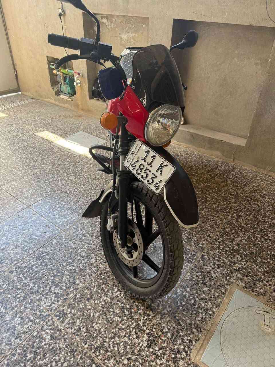 سلام عليكم شباب
بوكسر موديل 2021 جبلي نظافة 💯💯
محرك نظيف الدراجة سلف كلشي ما بيها تاخذها منا تشتغل 
بيها الدراجة مرقمة بأسم صديقي تحويل ثاني يوم بأسمك 
 الدراجة رايدها ب مليونين 2000 و بيها مجال حك الجية الشراي اهلآ وسهلا بي 
مكاني بغداد الكرادة 
رقمي *********** 
بي واتساب تحياتي

