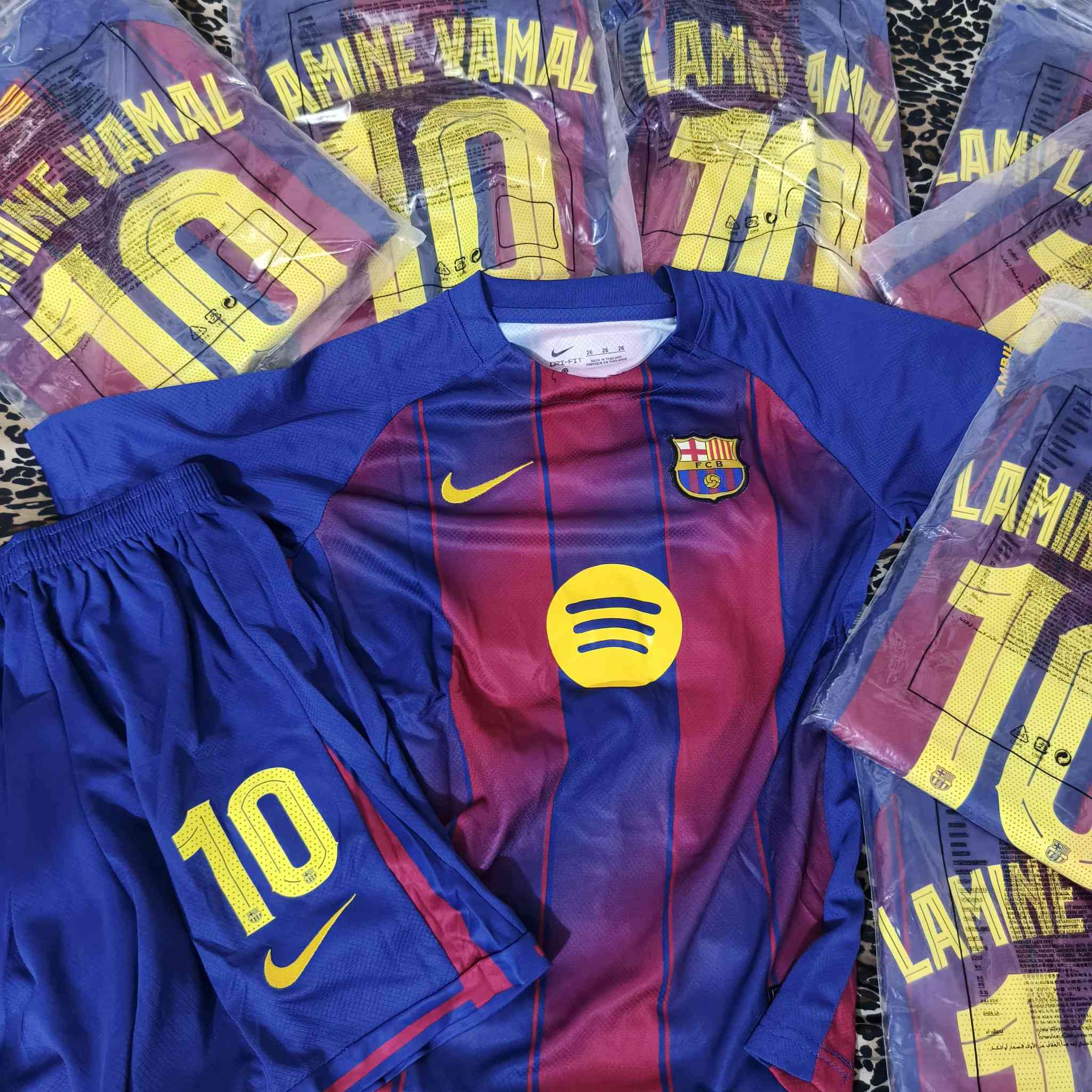 ادريسات مال برشلونة مال اطفال و البرازيلM, L فقط و الباقي يتوفر بكل القياسات تواصل واتساب الرقم***********
