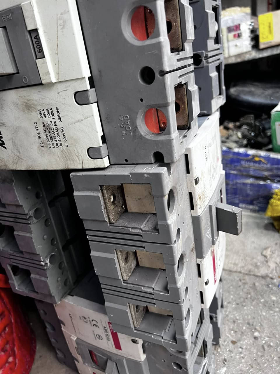 توفرت قواطع دور بالة كوري +ياباني اصلي ثلاثي  3Pو  رباعي 4P  نظافه 100/100
قاطع ثلاثي  100A  السعر 14 الف 
قاطع ثلاثي  150A السعر  25 الف 
قاطع ثلاثي  200A السعر 25 الف 
قاطع ثلاثي  250A السعر  25 الف 
قاطع ثلاثي  350A السعر 60 الف 
قاطع ثلاثي  400A السعر 60 الف
قاطع ثلاثي 600A  السعر 90 الف  
قاطع ثلاثي 800A  السعر 100 الف 
 قاطع رباعي صغير  100A  السعر 14 الف 
قاطع رباعي كبير    100A  السعر 20 الف 
قاطع رباعي      125A  السعر 25 الف 
قاطع رباعي     250A   السعر 38 الف 
قاطع رباعي     400A    السعر 80 الف 
قاطع رباعي     600A    السعر 120 الف 
قاطع رباعي     800A    السعر 140 الف 
العنوان الشورجة عگد النصارى مجاور جامع ابو التمن 
*********** 
يوجد توصيل لكافة محافظات العراق 
0️⃣7️⃣7️⃣3️⃣5️⃣9️⃣2️⃣9️⃣4️⃣4️⃣5️⃣
