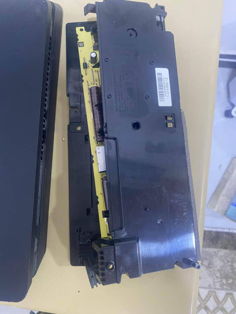 سلام عليكم 
ابلي فور للبيع 
جهاز مفتوح مصلح "باور سبلاي فقط وموجود صوره القطعه المستبدله وتجي ويه جهاز ، جهاز شغال 100% نضافت جهاز 90% لان بي شخوط من جوه شخوط  ما ئثره ع جهاز يجي ويه جهاز جويستك عدد 2 ويجي عدد الاعاب 8 واثنين اقراص 
6 بل جهاز ويجي ويه واير اجدي و الكيبل مال الكهرباء مال البلي والكارتونه مال البلي وجهاز قابل التهكير تحديث جهاز 
12.52 المساحه 512 سعرها 250 بي مجال للشراي 
موقعي البصره ابو الخصيب حمدان 
للتواصل *********** وتساب وتصال موجود
