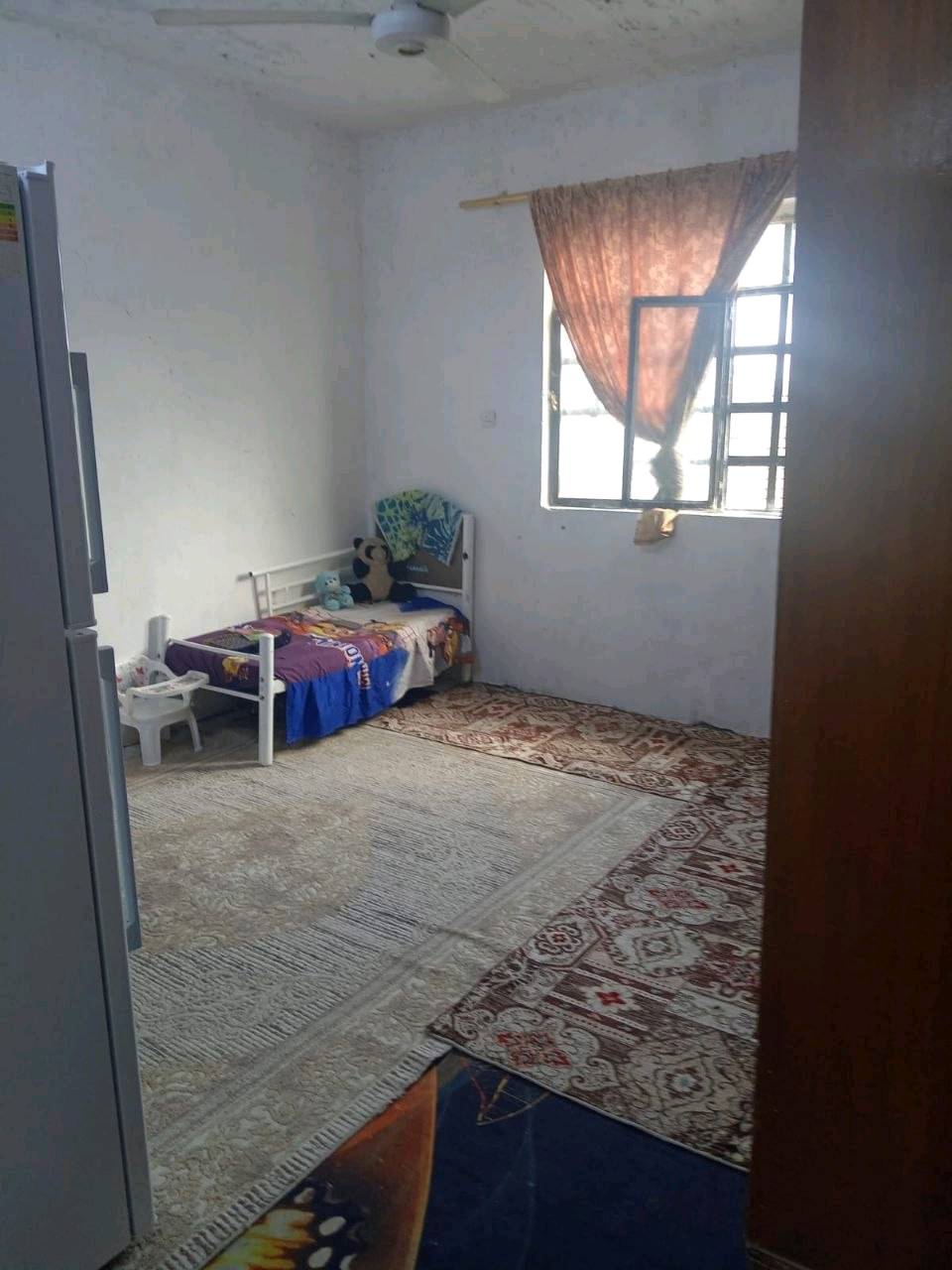 السلام عليكم يتوفر بيت طابو ملك للبيع طابقين المساحه 200 متر في بغداد بوب الشام قرب جامع الإمام علي الواجهة 8 م ونزال 25 الطول الطرمه 6 متر الاستقبال الطول 6 متر العرض 4 متر المطبخ طول 4 متر العرض 2 ونص الصاله الطول 4 متر والعرض 3 متر المنور طول 3 عرض. متر و نص غرفة النوم 4 + 4 ترك 2 متر حمام صحيات خارجي الطابق الثاني نفس الجوه نقص بالبيتونه ماكامله وارضية الاستقبال الفوك 4 + 4 بلكونه مترين على عرض البيت ودرج خارجي محل داخل البيت 3+ 3 المساحه 200 متر في بغداد بوب الشام قرب جامع الإمام علي الاستفسار والمراسله علي الخاص او واتساب ***********
شكد السعر المطلوب للبيت؟ وهل بيه قابلية للمساومة لو السعر نهائي؟: 
112 مليون 
الطابو الملك: شنو نوعه بالضبط وهل الأوراق كاملة وجاهزة للتنازل؟: 
بيت للبيع طابقين المساحه 200 متر في بغداد بوب الشام قرب جامع الإمام علي بن أبي طالب عليه السلام اوراق جاهزه للتنازل 
وين موقعه أدق بوب الشام؟ قريب لأي شارع/فرع/معلم غير جامع الإمام علي حتى يسهل على المشتري يوصله؟: 
بغداد بوب الشام قرب جامع الإمام علي عليه السلام 
البيت مفروش مثل ما ظاهر بالصور لو ينبيع فارغ؟ وإذا مفروش، شنو الأشياء اللي تبقى ويا البيع؟: 
الفرش لأصحاب البيت فقط البيت للبع 